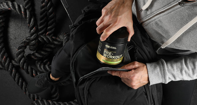 Pré-workout Optimum Nutrition rangé dans un sac de sport, prêt pour une séance d'entraînement en salle.