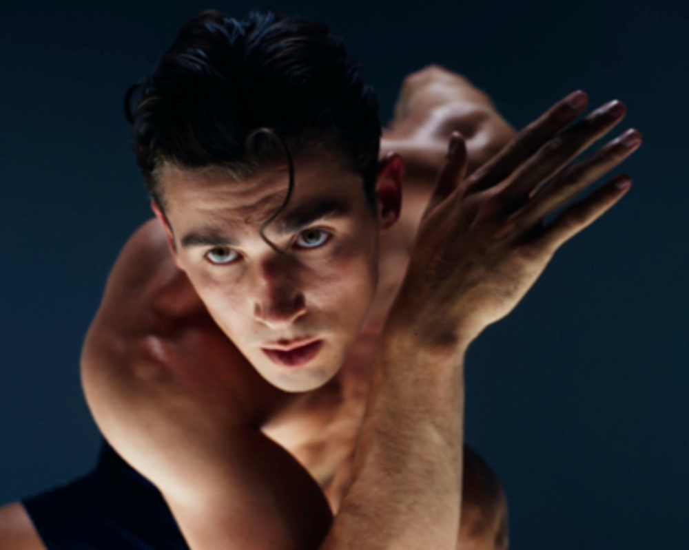 Jenning de Boo with a muscular build against a dark background